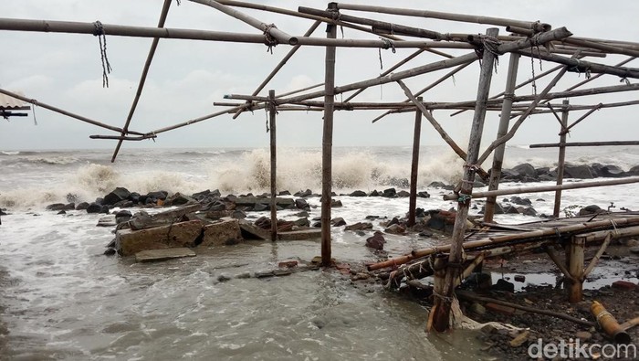 Melihat ganasnya gelombang di Pantai Eretan Kulon Indramayu.