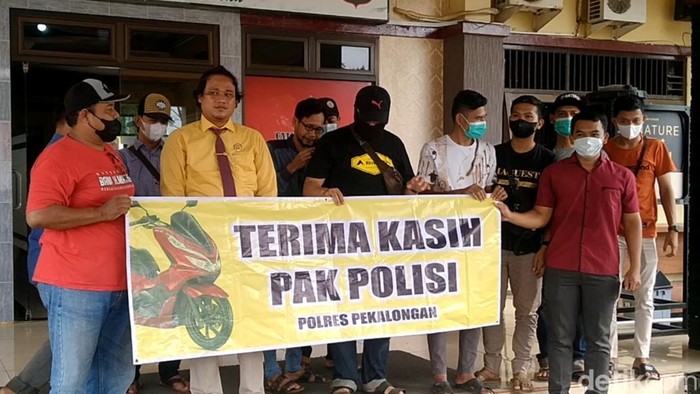 Member arisan motor bodong ngadu ke Polres Pekalongan, Senin (26/12/2022).