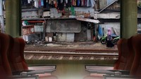 Dasar warganet +62, mereka langsung gercep dengan membuat meme-meme yang menggelitik tentang kereta Panoramic. Salah satunya ini, bukannya melihat pemandangan indah, traveler akan melihat pemukiman kumuh yang berdiri di sepanjang jalur kereta api. (Twitter)