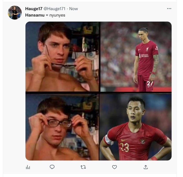 Pemain Timnas U-23 Indonesia Hansamu Yama (atas) mencoba merebut bola yang coba ditangkap penjaga gawang Timnas U-23 Suriah Yazen Ourabi (bawah) dalam pertandingan persahabatan di Stadion Wibawa Mukti, Cikarang Timur, Jawa Barat, Kamis (16/11). Timnas Indonesia kalah 2-3 atas Suriah. ANTARA FOTO/Sigid Kurniawan/ama/17.