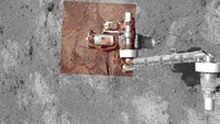 Barang-barang dari tragedi 9/11.Sebagai penghormatan kepada orang-orang yang tewas dalam serangan 11 September 2001, NASA telah meluncurkan beberapa benda penting yang ditemukan dari puing-puing bencana. Pada bulan Desember 2001, pesawat ulang-alik Endeavour membawa ke luar angkasa sebuah bendera Amerika yang compang-camping yang ditemukan dari titik nol di World Trade Center.Artefak ground zero lainnya tetap berada di luar angkasa hingga saat ini: wahana Rover Spirit dan Opportunity, yang diluncurkan pada tahun 2003 dan mulai menjelajahi Planet Merah alias Mars pada tahun 2004. Keduanya memiliki komponen yang terbuat dari logam yang diambil dari reruntuhan. Di setiap penjelajah terdapat alat abrasi batuan untuk mengebor sampel tanah Mars. Perisai kabel untuk instrumen ini mengandung aluminium dari gedung World Trade Center yang hancur, dan bagian-bagiannya ditandai dengan bendera Amerika. Foto: (NASA-Cornel University)