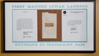 Memorabilia penerbangan pertama Wright bersaudara, pencipta pesawat pertama.Sebelum eksplorasi ruang angkasa dapat dilakukan, manusia pertama-tama harus mencari cara untuk keluar dari tanah. Pada tahun 1903, Orville dan Wilbur Wright membuat sejarah dengan menyelesaikan penerbangan pertama yang dikendalikan, bertenaga, dan berkelanjutan di Kitty Hawk, Carolina Utara.Saat NASA bersiap untuk mencapai yang pertama dalam penerbangan — mengirim manusia ke bulan — para astronot ingin menghormati pendahulu perintis mereka. Neil Armstrong, seperti keluarga Wrights yang dibesarkan di Ohio, membawa sepotong kayu dari penerbangan Wright bersaudara tahun 1903 dalam misi Apollo 11 yang bersejarah—perjalanan ketika dia mengambil langkah pertama di Bulan. Foto: (National Aero Space Museum)