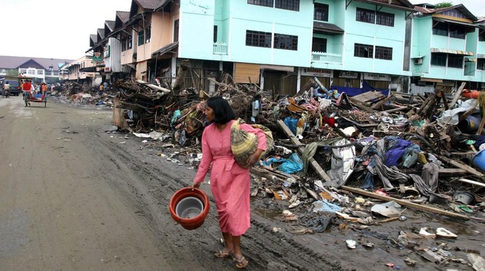 Hari ini bertepatan dengan 18 tahun tsunami yang menerjang Aceh pada Minggu 26 Desember 2004. Meski telah lama berlalu, peristiwa itu masih menyisakan kesedihan.