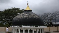 Fotografer mengabadikan kubah masjid yang terdampar akibat gelombang tsunami 26 Desember 2004 di Desa Gurah, Peukan Bada, Aceh Besar, Aceh, Selasa (20/12/2022). Untuk menjaga dan merawat situs kubah masjid yang terbawa gelombang tsunami sejauh dua kilometer pada 18 tahun lalu itu, pemerintah telah telah membangun sarana dan prasarana kawasan objek wisata tersebut dengan anggaran Rp6,4 miliar lebih pada tahun 2022. ANTARA FOTO / Irwansyah Putra.