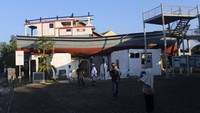 Sebuah kapal nelayan sepanjang 25,5 meter terdampar di atas rumah warga di Desa Lampulo, Kecamatan Kuta Alam, Kota Banda Aceh, Aceh. Kapal yang terbuat dari kayu bungur itu menjadi saksi bisu betapa hebatnya tsunami menerjang kawasan tersebut 18 tahun yang lalu. Yudha Maulana/detikcom.