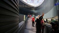 Wisatawan mengunjungi destinasi wisata bencana museum tsunami Aceh di Banda Aceh, Aceh, Minggu (27/11/2022). Museum Tsunami Aceh karya arsitek Indonesia Ridwan Kamil merupakan sebuah struktur bangunan empat lantai dengan luas 2.500 meter persegi yang dibangun untuk mengenang para korban bencana tsunami 26 Desember 2004 serta sebagai pusat edukasi dan evakuasi jika terjadi bencana. ANTARA FOTO / Irwansyah Putra.
