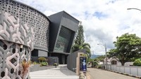 Beginilah tampang depan Museum Tsunami Aceh (Situs Museum Tsunami Aceh) yang menjadi saksi bisu keganasan dan kedahsyatan gempa bumi yang dibarengi dengan tsunami di Serambi Mekah tersebut. 