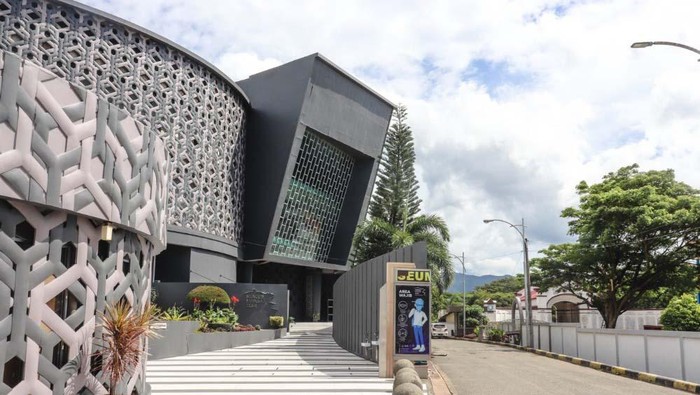 Hari ini bertepatan dengan 18 tahun tsunami yang menerjang Aceh pada Minggu 26 Desember 2004. Meski telah lama berlalu, peristiwa itu masih menyisakan kesedihan.