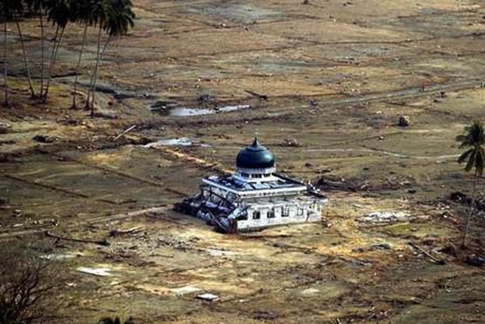 Hari ini bertepatan dengan 18 tahun tsunami yang menerjang Aceh pada Minggu 26 Desember 2004. Meski telah lama berlalu, peristiwa itu masih menyisakan kesedihan.