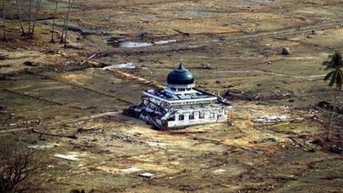 Mengenang 18 Tahun Dahsyatnya Tsunami Aceh Hari ini bertepatan dengan 18 tahun tsunami yang menerjang Aceh pada Minggu 26 Desember 2004. Meski telah lama berlalu, peristiwa itu masih menyisakan kesedihan.
