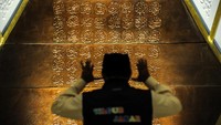 Jika jemaah tidak tertampung di dalam masjid, masyarakat bisa menggunakan alun-alun yang ada di bagian luar.  