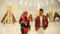 Gubernur Jawa Barat Ridwan Kamil meninjau bagian dalam Masjid Al Jabbar di Gedebage, Bandung, Jawa Barat, Senin (26/12/2022).  