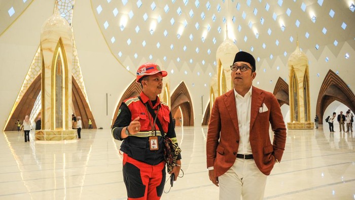 Mengintip Masjid Al jabbar Bandung Jelang Diresmikan Siluet seorang pekerja yang mengepel lantai Masjid Al Jabbar di Gedebage, Bandung, Jawa Barat, Senin (26/12/2022). Gubernur Jawa Barat Ridwan Kamil menyatakan Masjid Raya Al Jabbar yang dapat menampung sedikitnya 50 ribu jamaah tersebut akan diresmikan pada Jumat (30/12/2022). ANTARA FOTO/Raisan Al Farisi/tom.