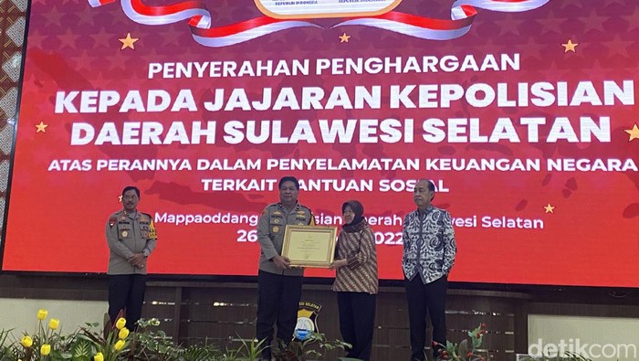 Mensos Tri Rismaharini menyerahkan penghargaan kepada Kapolda Sulsel Irjen Nana Sudjana.