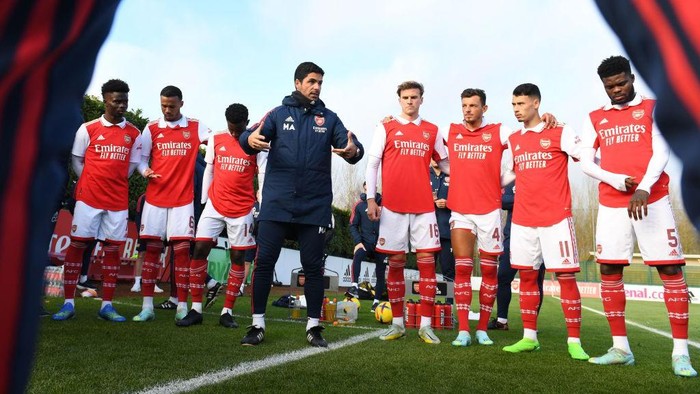 ST ALBANS, ENGLAND - DECEMBER 21: Arsenal manager Mikel Arteta talks to his players before a friendly match between Arsenal and Luton Town at London Colney on December 21, 2022 in St Albans, England. (Photo by Stuart MacFarlane/Arsenal FC via Getty Images)