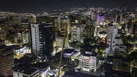 Pengalaman makan malam melayang ini berlangsung selama satu jam. Pengunjung menikmati makan malam dengan pemandangan indah kota. Indonesia juga ternyata punya lho di Jakarta.  