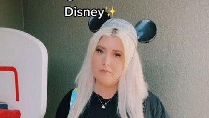 Misty ditegur karena pakai kaus makian di Disneyland