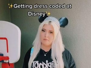 Pakai T-shirt dengan Tullisan Makian di Disneyland, Ibu Ini Diminta Ganti Baju