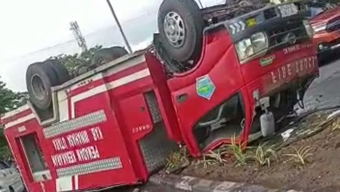Mobil damkar di Minahasa Utara, Sulut kecelakaan.