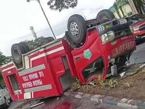 Detik-detik Mobil Damkar Minut Kecelakaan-Petugas Tewas gegara Sopir Main HP