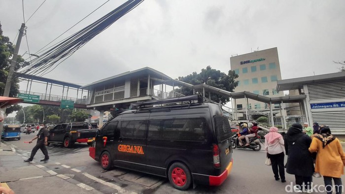 Mobil Gegana tampak masih ada di lokasi asap putih sempat memenuhi jalanan di Jatinegara (Ilham O/detikcom)