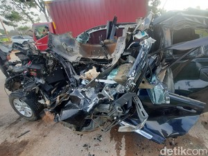 Kronologi Innova Tabrak Truk Parkir di Jalinsum Sumsel Tewaskan 1 Orang