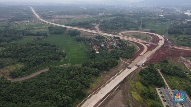 Mobil mentasi di lalan Tol Jakarta-Cikampek (Japek) II Selatan Segmen Sadang-Kutanegara, Jawa Barata, Senin (26/12/2022). (CNBC Indonesia/Andrean Kristianto)