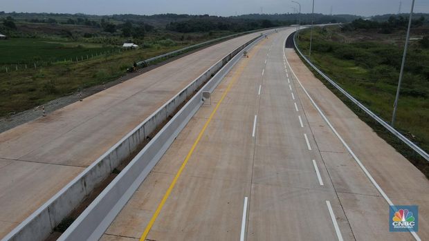 Mobil mentasi di lalan Tol Jakarta-Cikampek (Japek) II Selatan Segmen Sadang-Kutanegara, Jawa Barata, Senin (26/12/2022). (CNBC Indonesia/Andrean Kristianto)