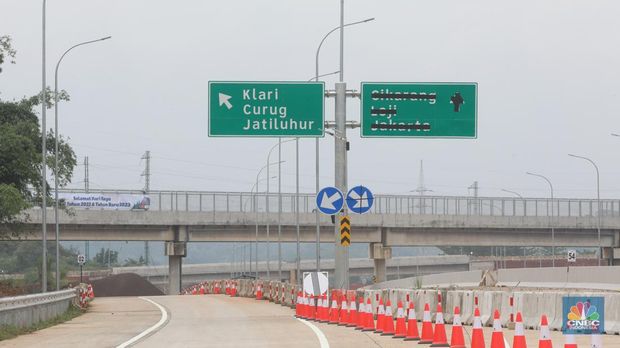 Mobil mentasi di lalan Tol Jakarta-Cikampek (Japek) II Selatan Segmen Sadang-Kutanegara, Jawa Barata, Senin (26/12/2022). (CNBC Indonesia/Andrean Kristianto)