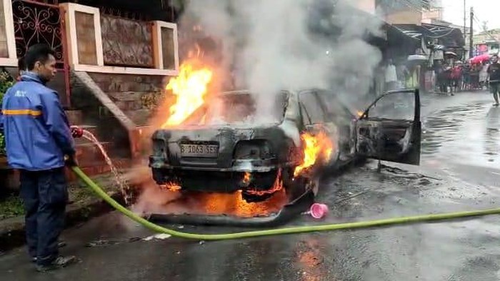 Mobil Sedan Terbakar di Bogor, Diduga Korsleting Listrik