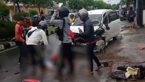 Mobil Suzuki Ertiga bernomor polisi B 2273 BOJ milik H (40), menabrak lima motor, satu mahasiswi tewas, Senin (26/12/2022).