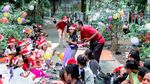 Momen Atlet Berkuda Euclia Purnama Berbagi Kasih Natal di Jalanan