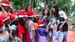 Momen Atlet Berkuda Euclia Purnama Berbagi Kasih Natal di Jalanan