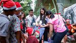 Momen Atlet Berkuda Euclia Purnama Berbagi Kasih Natal di Jalanan