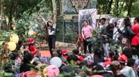 Atlet berkuda (equestrian) Indonesia, Euclia Purnama menghibur anak-anak dan warga di kolong jalan Veteran, Jakarta Pusat, Sabtu (24/12/2022). 
