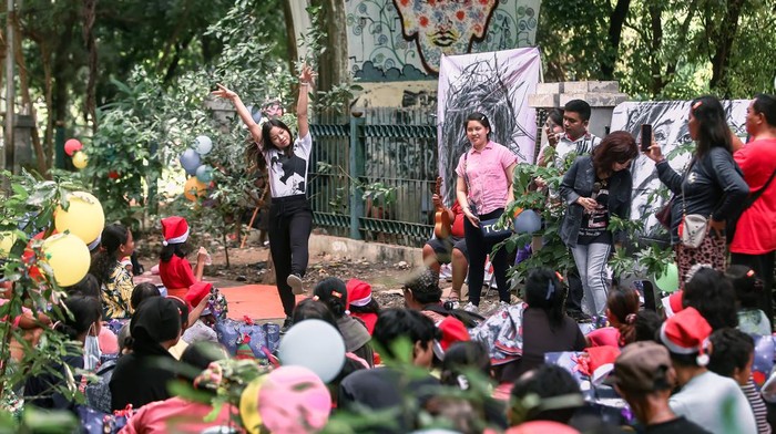 Momen Atlet Berkuda Euclia Purnama Berbagi Kasih Natal di Jalanan Atlet berkuda (equestrian) Indonesia, Euclia Purnama menghibur anak-anak dan warga di kolong jalan Veteran, Jakarta Pusat, Sabtu (24/12/2022).