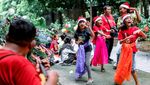 Momen Atlet Berkuda Euclia Purnama Berbagi Kasih Natal di Jalanan
