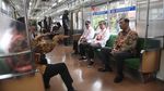 Momen Jokowi Duduk Santai di KRL Bareng Luhut-Budi Karya