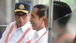 Momen Jokowi Duduk Santai di KRL Bareng Luhut-Budi Karya