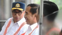Jokowi tampak duduk santai di KRL sambil sesekali bercengrama dengan Budi Karya Sumadi.  