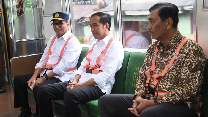 Momen Jokowi Duduk Santai di KRL Bareng Luhut-Budi Karya Presiden Joko Widodo (tengah) didampingi Menko Kemaritiman dan Investasi Luhut Binsar Pandjaitan (kanan) dan Menteri Perhubungan Budi Karya Sumadi (kiri) menumpang KRL Commuter Line Jakarta dari Stasiun Tanah Abang menuju Stasiun Manggarai untuk meresmikan pengembangan Stasiun Manggarai tahap 1 di Jakarta, Senin (26/12/2022). Presiden Joko Widodo meresmikan pengembangan Stasiun Manggarai tahap 1 yang merupakan salah satu stasiun dengan lalu lintas kereta api tersibuk di Indonesia. ANTARA FOTO/Hafidz Mubarak A/wsj.