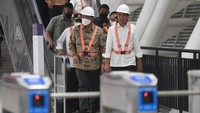 Jokowi didampingi Menteri Perhubungan Budi Karya Sumadi, Menteri Pekerjaan Umum dan Perumahan Rakyat (PUPR) Basuki Hadimuljono, dan Menteri Koordinator Bidang Kemaritiman dan Investasi Luhut Binsar Pandjaitan.  