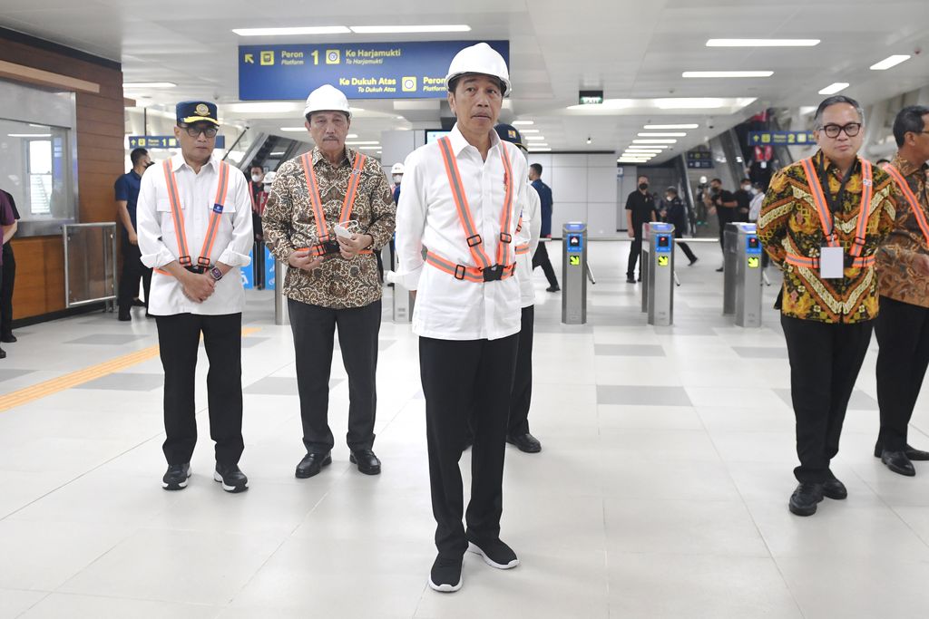 Presiden Joko Widodo (ketiga kiri) didampingi Menko Kemaritiman dan Investasi Luhut Binsar Pandjaitan (kedua kiri) dan Menteri Perhubungan Budi Karya Sumadi (kiri) berjalan di area stasiun usai menumpang kereta Light Rail Transit (LRT) dari Stasiun Harjamukti di Stasiun Taman Mini Indonesia Indah, Jakarta, Senin (26/12/2022). Presiden Joko Widodo berharap proyek LRT Jabodebek yang perkembangannya telah mencapai 85 persen itu bisa beroperasi dan digunakan masyarakat pada Juli 2023. ANTARA FOTO/Hafidz Mubarak A/wsj.
