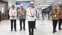 Selanjutnya, Jokowi berkeliling meninjau di dalam kawasan Stasiun TMII. Dia sempat melewati eskalator stasiun yang menjadi penghubung ke peron.  