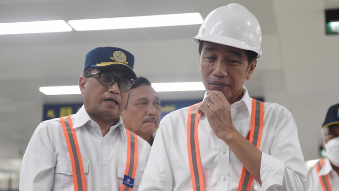 Presiden Joko Widodo (kanan) didamping Menteri Perhubungan Budi Karya Sumadi menjawab pertanyaan wartawan saat meninjau proyek Light Rail Transit (LRT) Jabodebek di Stasiun Taman Mini Indonesia Indah, Jakarta, Senin (26/12/2022). Presiden Joko Widodo berharap proyek LRT Jabodebek yang perkembangannya telah mencapai 85 persen itu bisa beroperasi dan digunakan masyarakat pada Juli 2023. ANTARA FOTO/Hafidz Mubarak A/wsj.