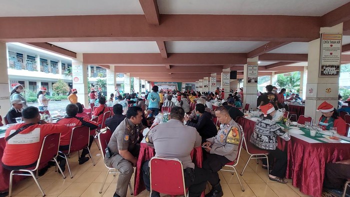 Momen Makan Siang Bersama di Gereja St Bonaventura Pulomas, Jakarta Timur
