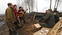 Sekelompok seniman tampil untuk tentara Garda Nasional Ukraina selama peringatan Natal di garis terdepan perang.   