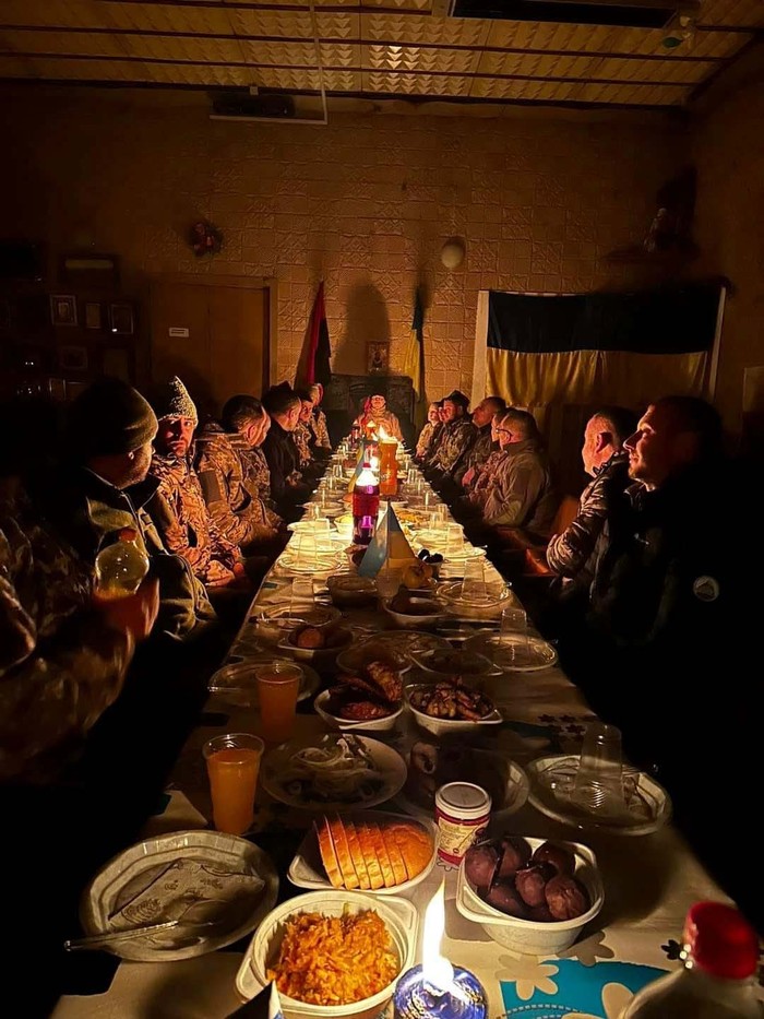 Tentara Ukraina turut merayakan Natal di tengah perang dengan Rusia. Mereka melakukan makan malam mewah di sebuah tempat yang dirahasiakan.
