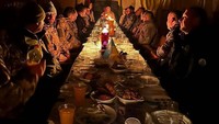 Mereka melakukan makan malam mewah di sebuah tempat yang dirahasiakan.
