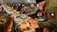 Tentara Ukraina merayakan Natal dengan makan bersama, Minggu (25/12).